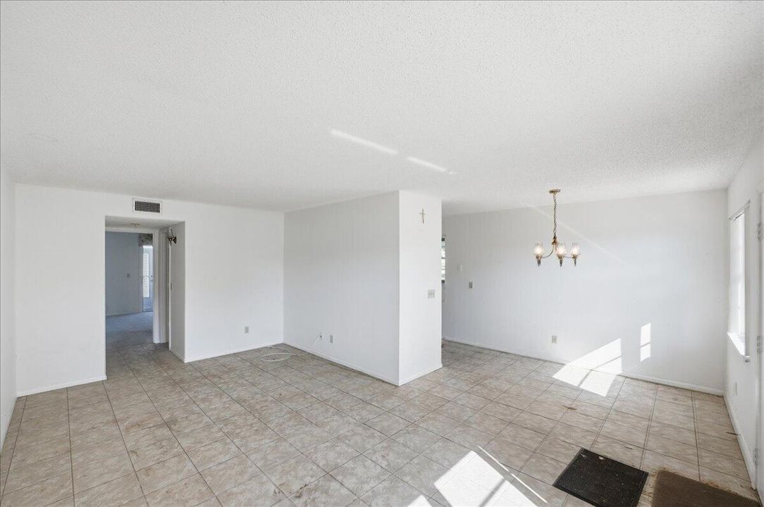 For Sale: $94,900 (1 beds, 1 baths, 800 Square Feet)