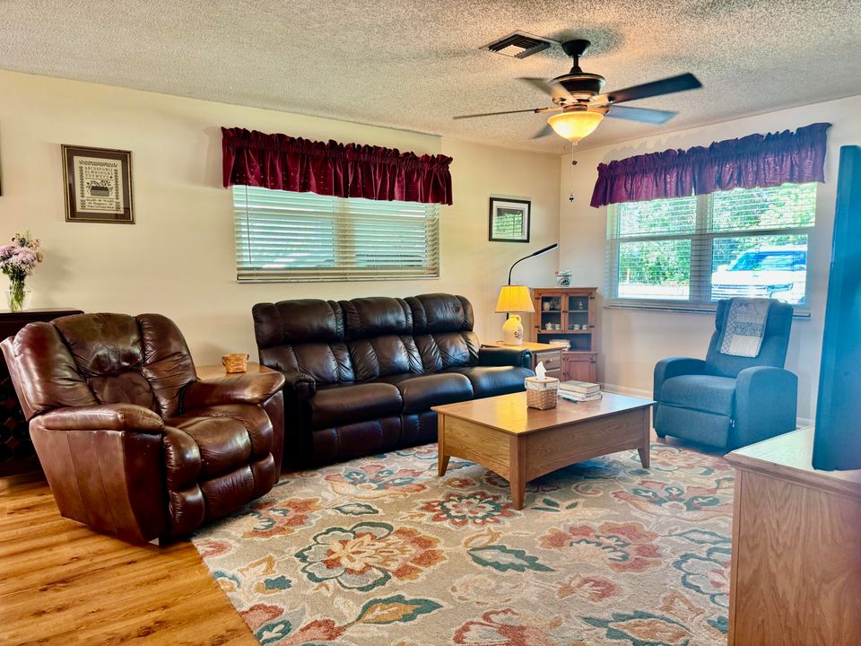 For Sale: $259,000 (3 beds, 1 baths, 1064 Square Feet)