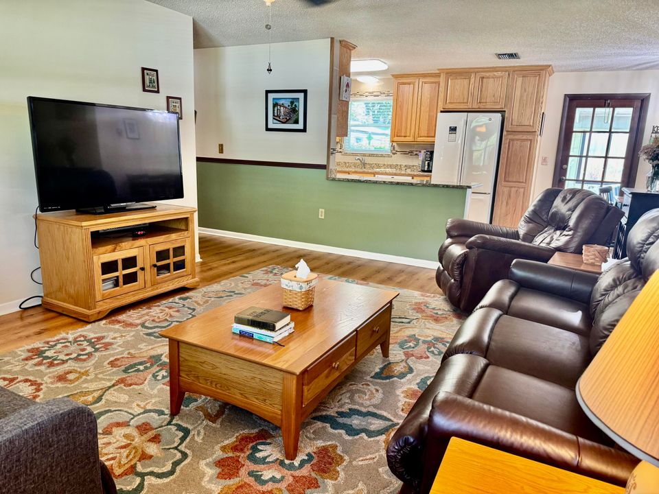 For Sale: $259,000 (3 beds, 1 baths, 1064 Square Feet)