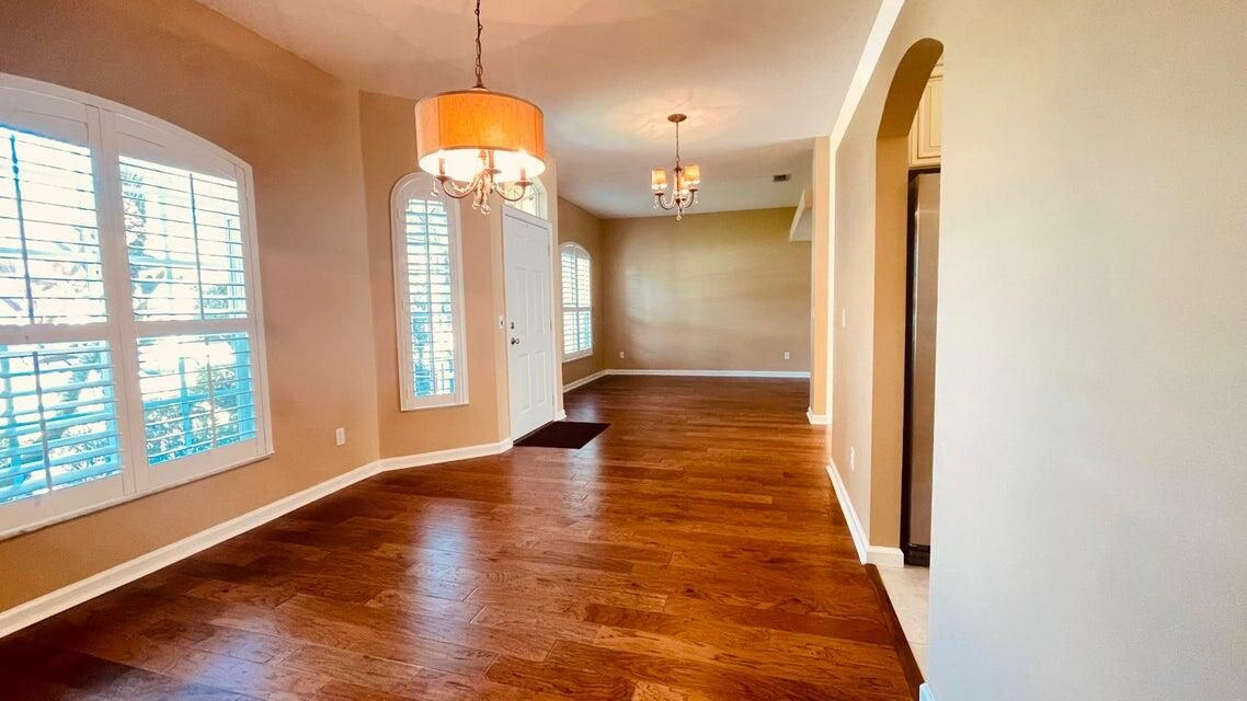 出租: $3,700 (4 贝兹, 3 浴室, 2012 平方英尺)