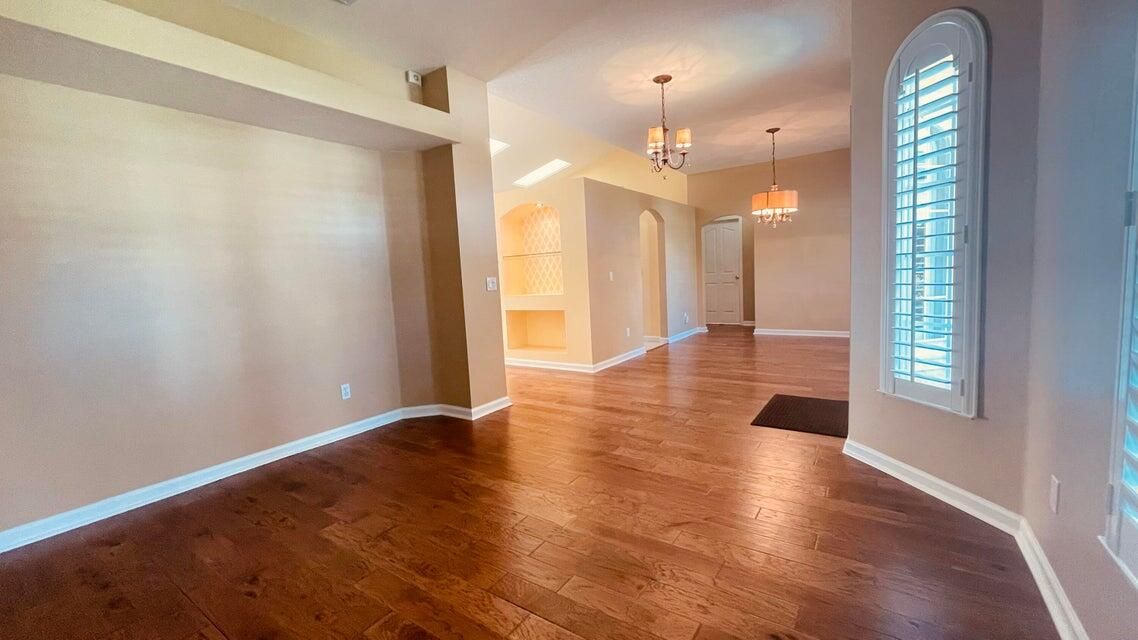 出租: $3,700 (4 贝兹, 3 浴室, 2012 平方英尺)