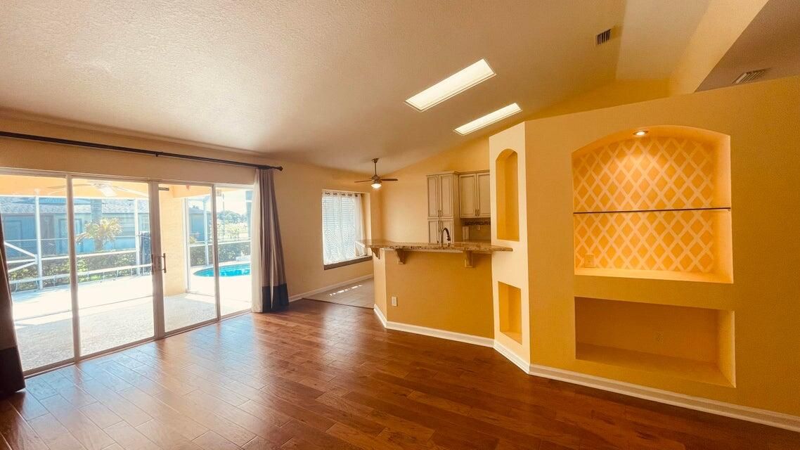 出租: $3,700 (4 贝兹, 3 浴室, 2012 平方英尺)