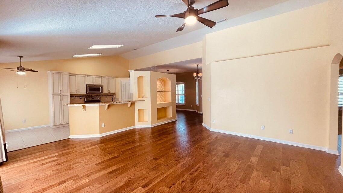 出租: $3,700 (4 贝兹, 3 浴室, 2012 平方英尺)