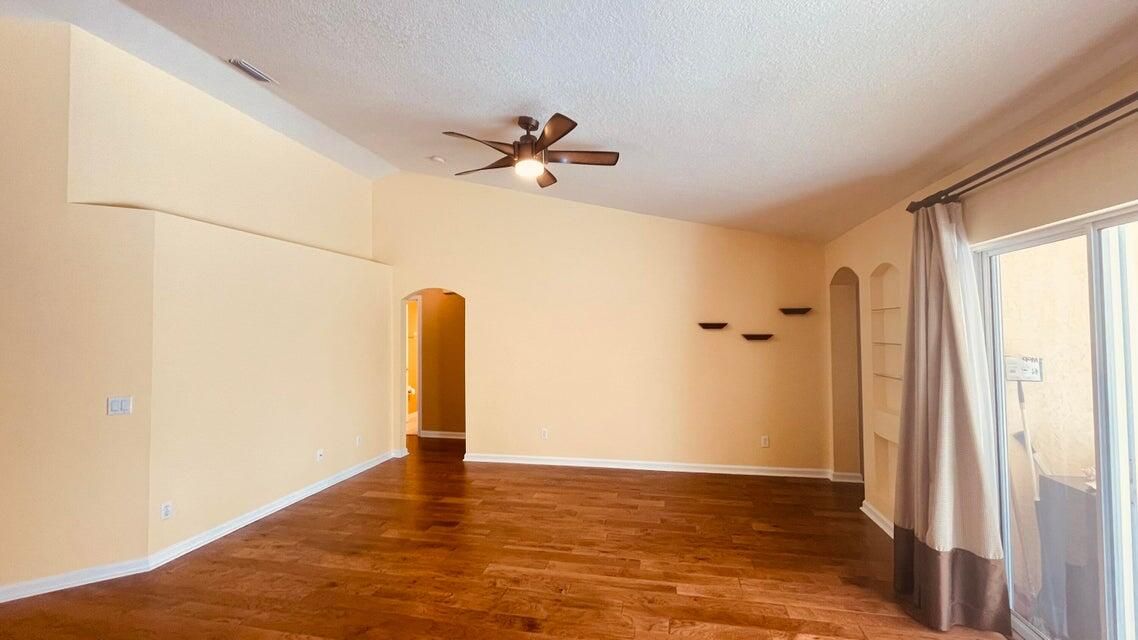 出租: $3,700 (4 贝兹, 3 浴室, 2012 平方英尺)