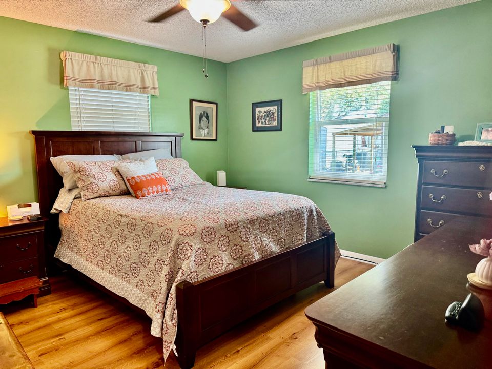 For Sale: $259,000 (3 beds, 1 baths, 1064 Square Feet)