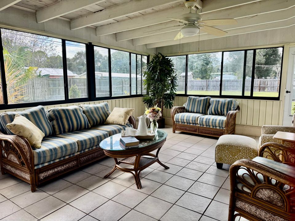 For Sale: $259,000 (3 beds, 1 baths, 1064 Square Feet)