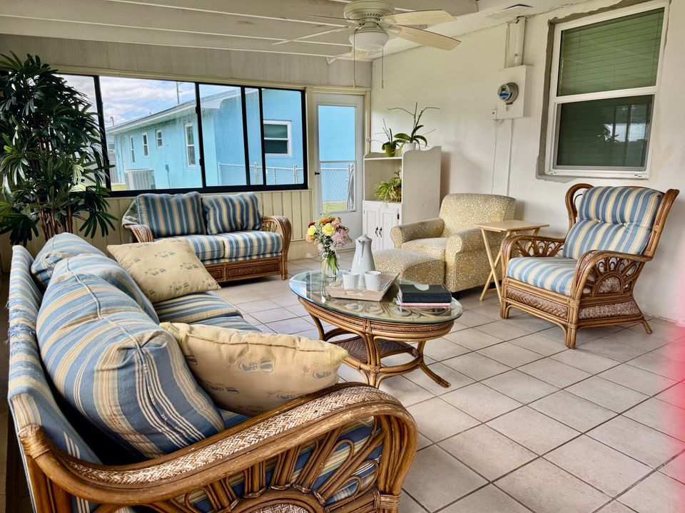 For Sale: $259,000 (3 beds, 1 baths, 1064 Square Feet)