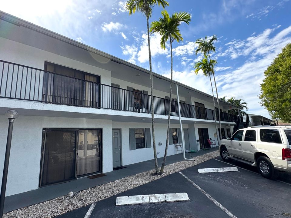 For Sale: $239,900 (2 beds, 2 baths, 1270 Square Feet)