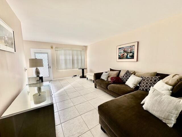 For Rent: $1,800 (2 beds, 2 baths, 916 Square Feet)