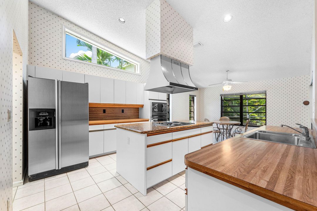 Под контрактом: $1,325,000 (4 спален, 2 ванн, 2845 Квадратных фут)