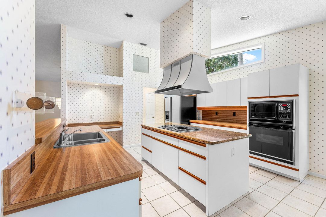 Под контрактом: $1,325,000 (4 спален, 2 ванн, 2845 Квадратных фут)