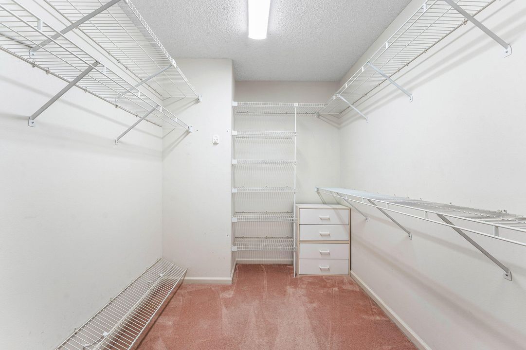 Под контрактом: $1,325,000 (4 спален, 2 ванн, 2845 Квадратных фут)