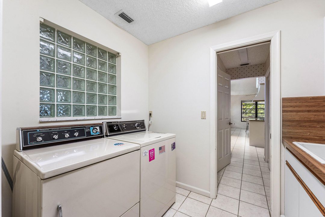 Под контрактом: $1,325,000 (4 спален, 2 ванн, 2845 Квадратных фут)