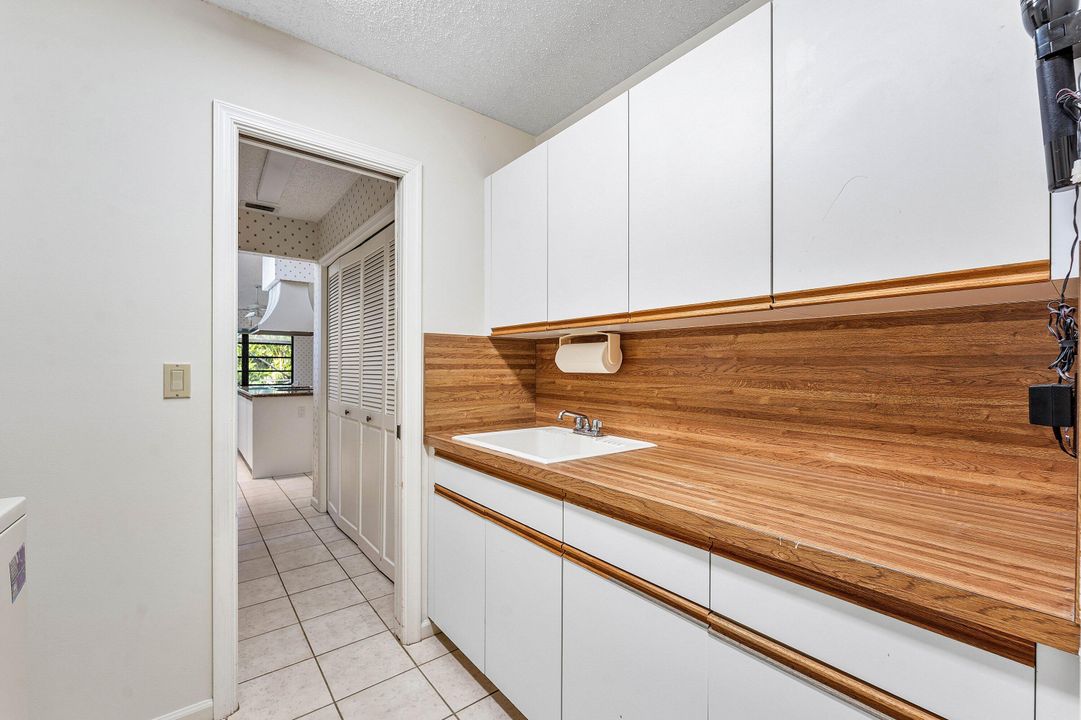 Под контрактом: $1,325,000 (4 спален, 2 ванн, 2845 Квадратных фут)