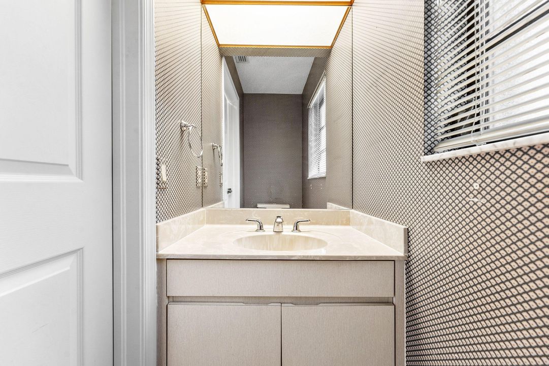 Под контрактом: $1,325,000 (4 спален, 2 ванн, 2845 Квадратных фут)