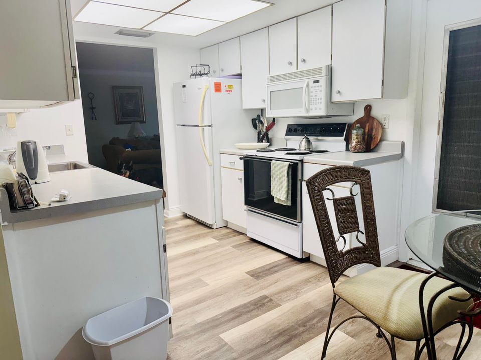 Active With Contract: $2,500 (2 beds, 2 baths, 1428 Square Feet)
