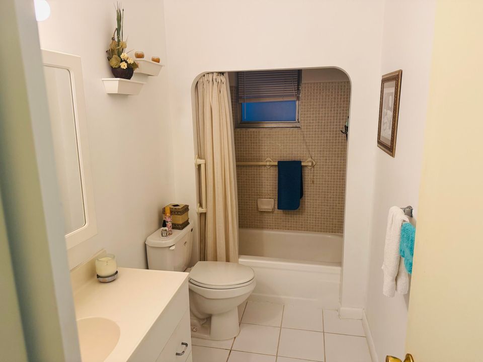 Active With Contract: $2,500 (2 beds, 2 baths, 1428 Square Feet)