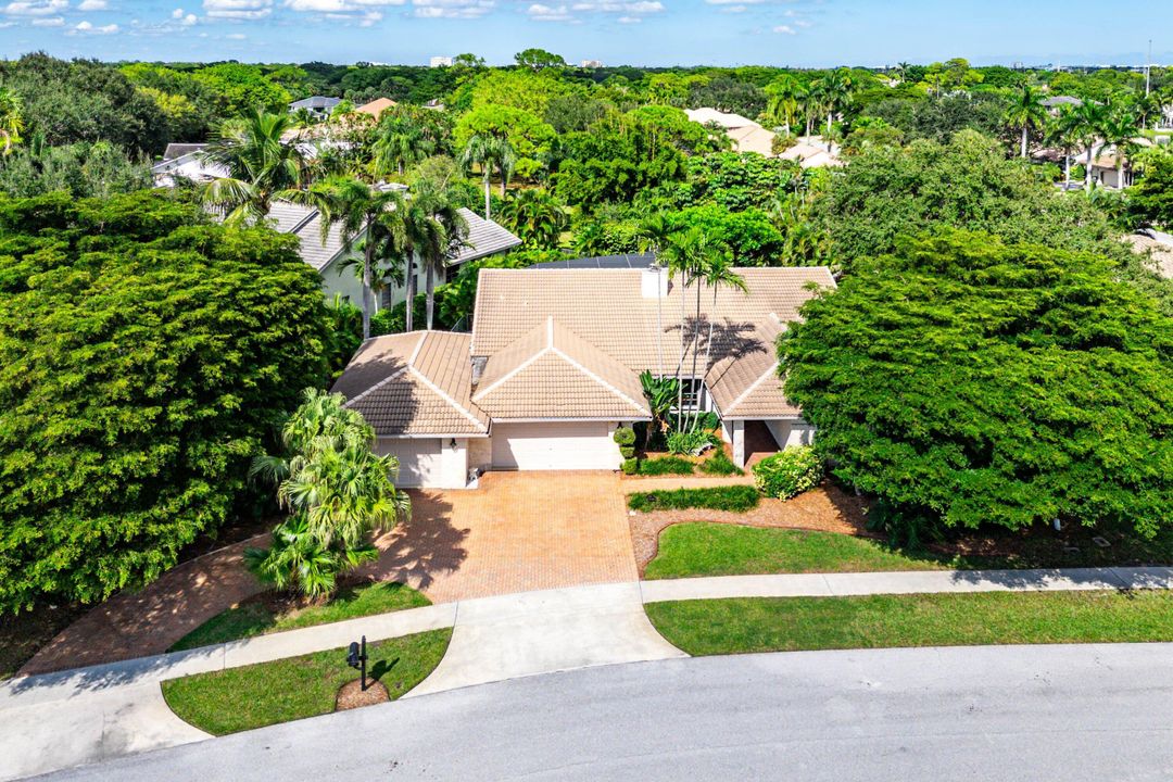 Под контрактом: $1,325,000 (4 спален, 2 ванн, 2845 Квадратных фут)