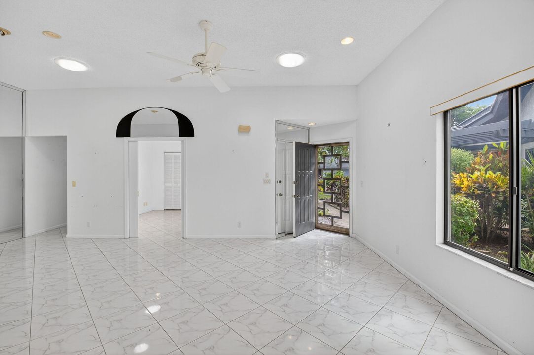 合同活跃: $283,500 (3 贝兹, 2 浴室, 1597 平方英尺)