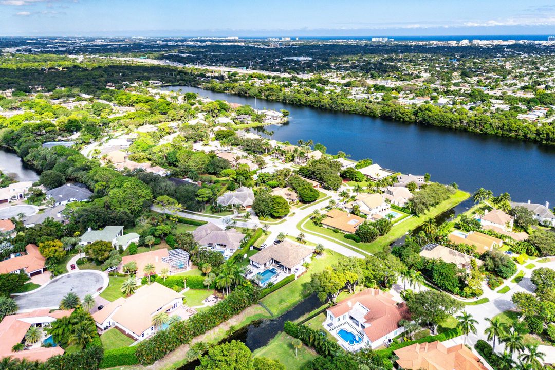 Под контрактом: $1,325,000 (4 спален, 2 ванн, 2845 Квадратных фут)