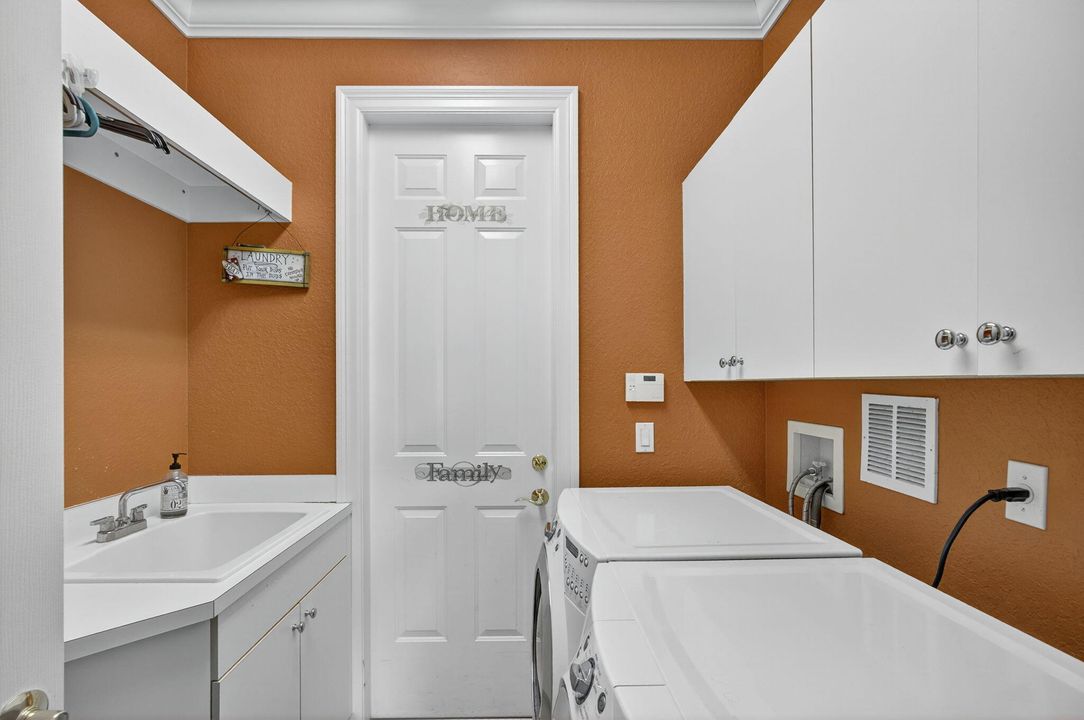 For Sale: $950,000 (5 beds, 3 baths, 3466 Square Feet)