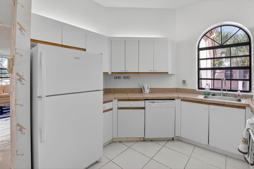 Active With Contract: $220,000 (3 beds, 2 baths, 1657 Square Feet)