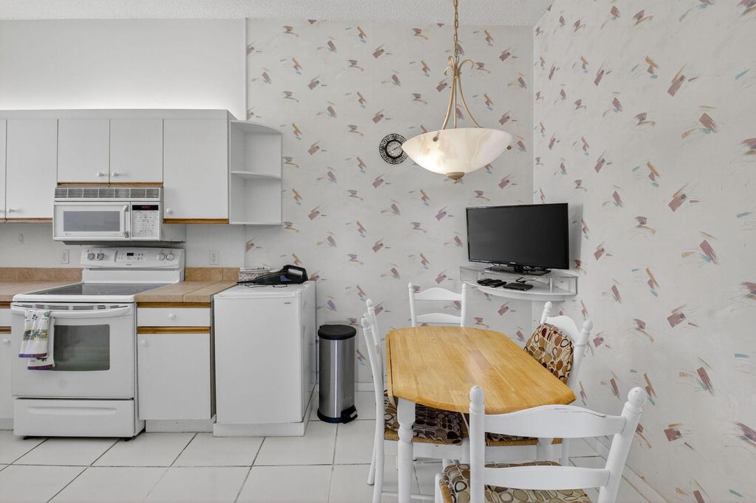 Active With Contract: $220,000 (3 beds, 2 baths, 1657 Square Feet)