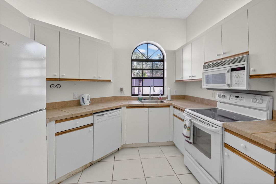 Active With Contract: $220,000 (3 beds, 2 baths, 1657 Square Feet)