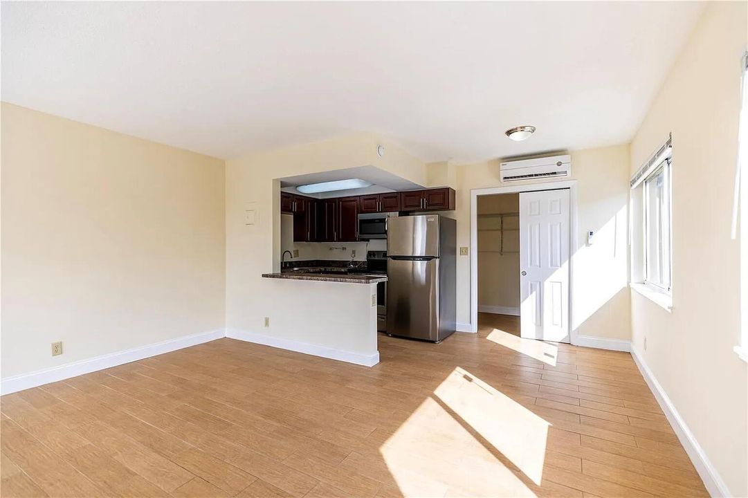 Active With Contract: $1,400 (1 beds, 1 baths, 550 Square Feet)
