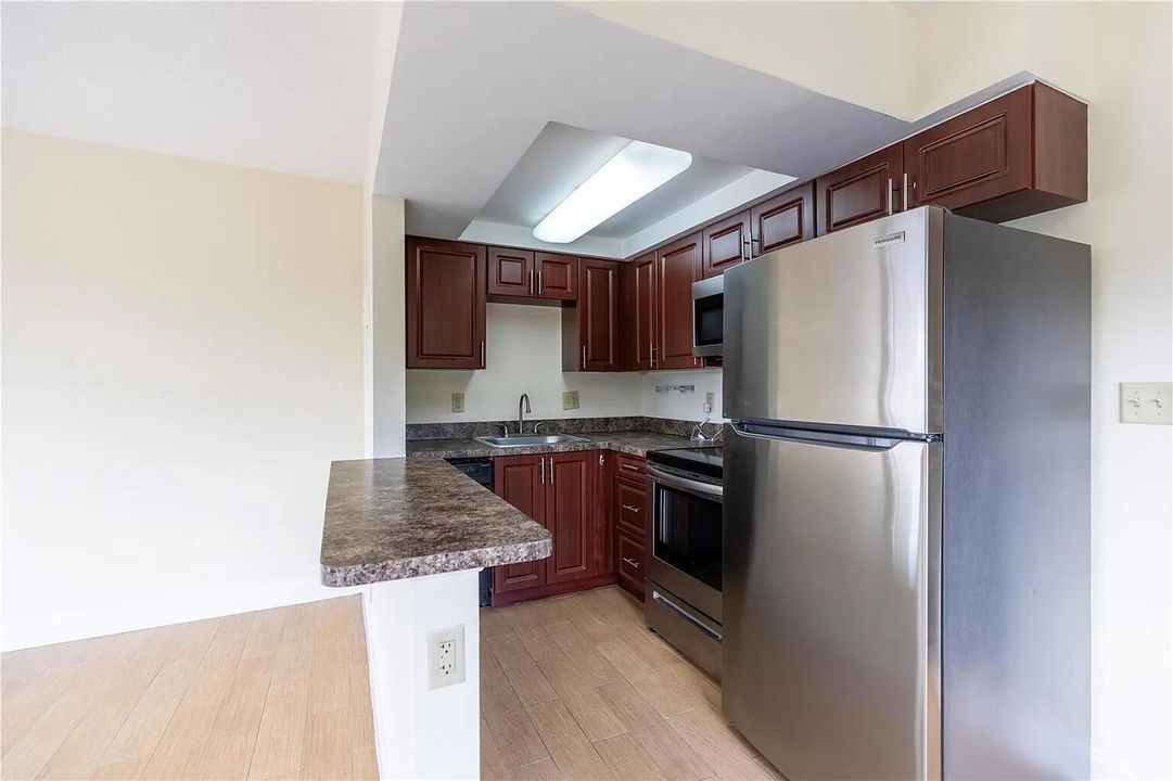Active With Contract: $1,400 (1 beds, 1 baths, 550 Square Feet)