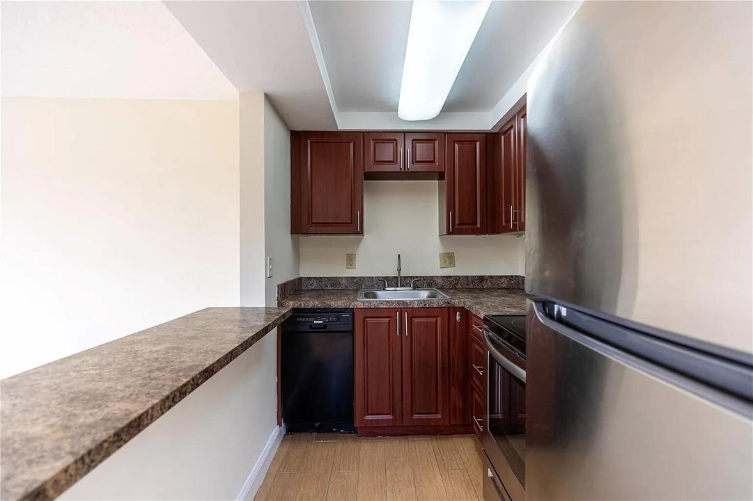 Active With Contract: $1,400 (1 beds, 1 baths, 550 Square Feet)