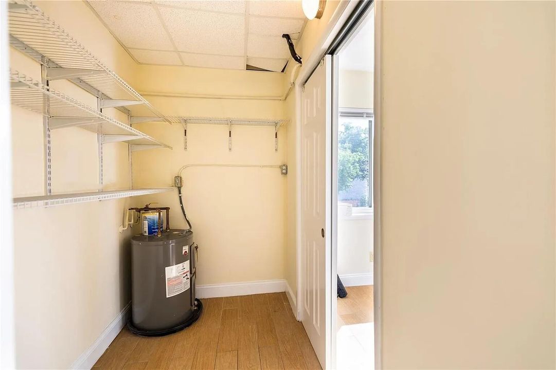 Active With Contract: $1,400 (1 beds, 1 baths, 550 Square Feet)