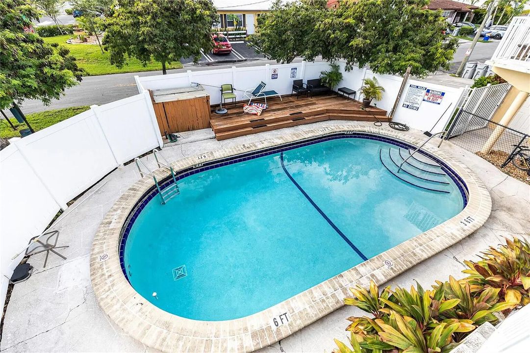 Active With Contract: $1,400 (1 beds, 1 baths, 550 Square Feet)