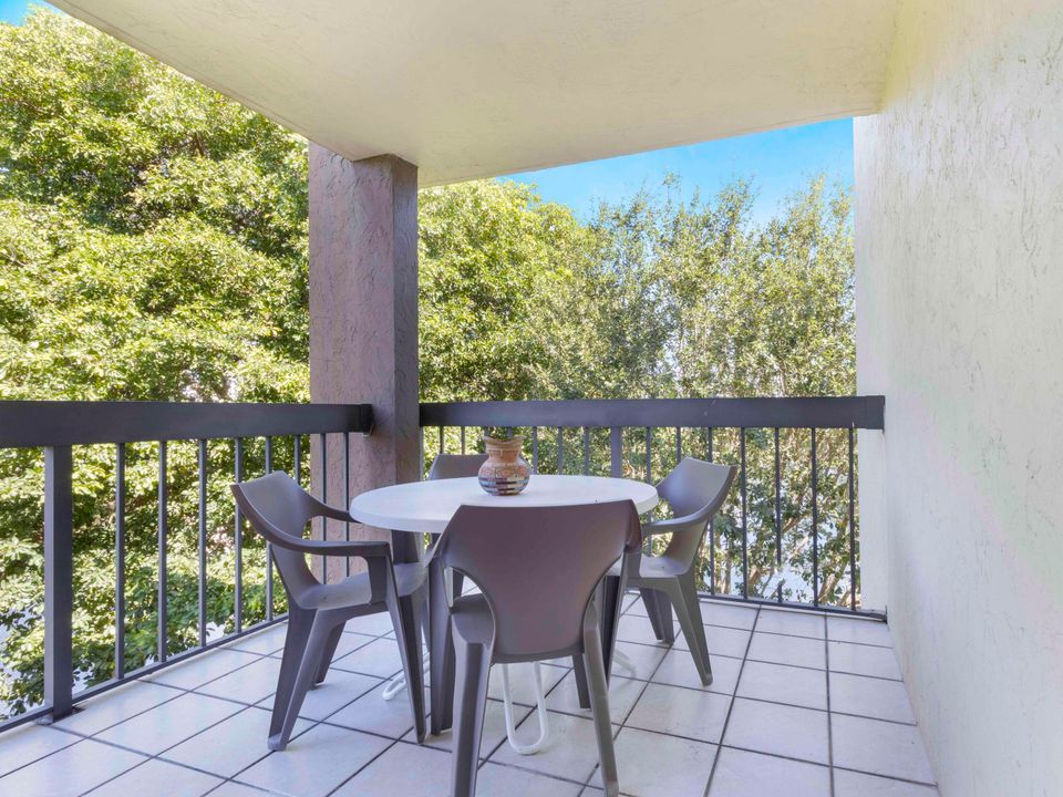 Active With Contract: $5,000 (2 beds, 2 baths, 1272 Square Feet)