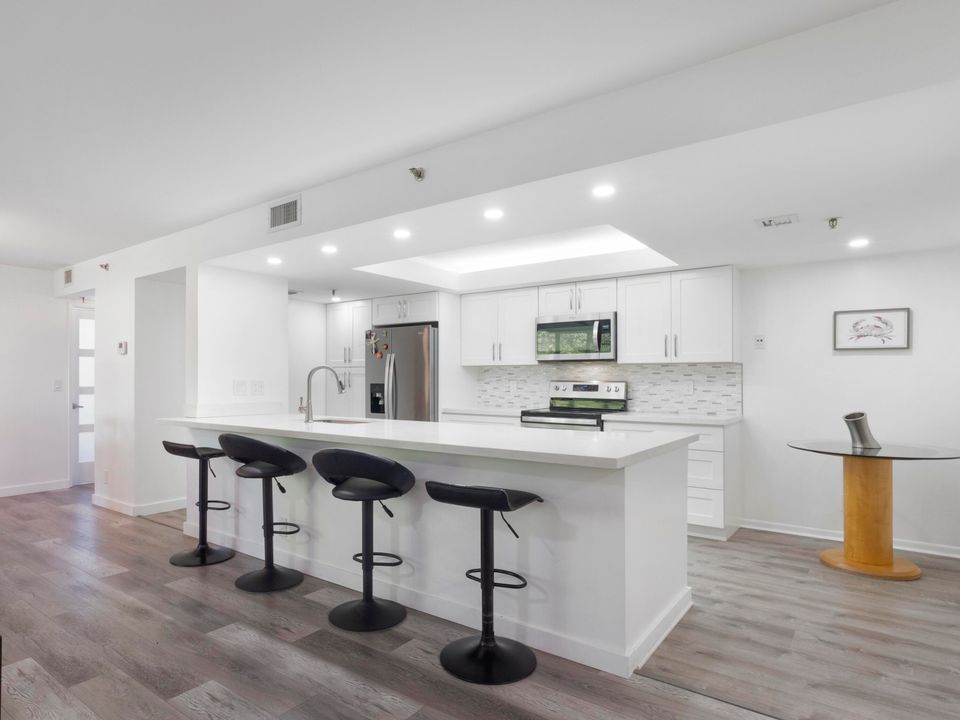 Active With Contract: $5,000 (2 beds, 2 baths, 1272 Square Feet)