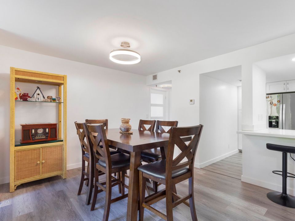 Active With Contract: $5,000 (2 beds, 2 baths, 1272 Square Feet)