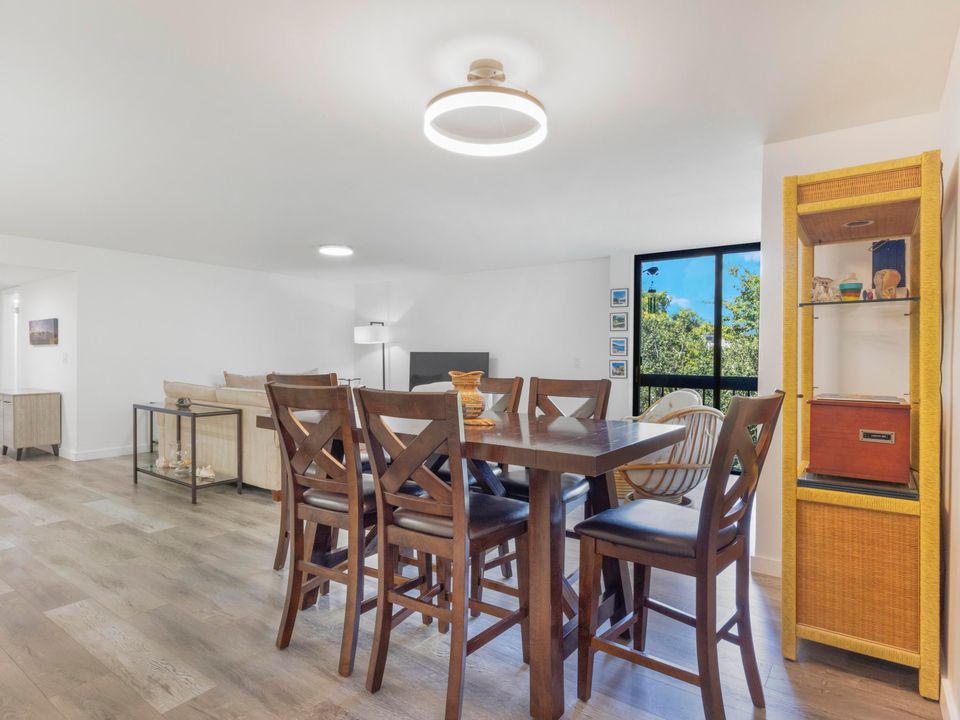 Active With Contract: $5,000 (2 beds, 2 baths, 1272 Square Feet)