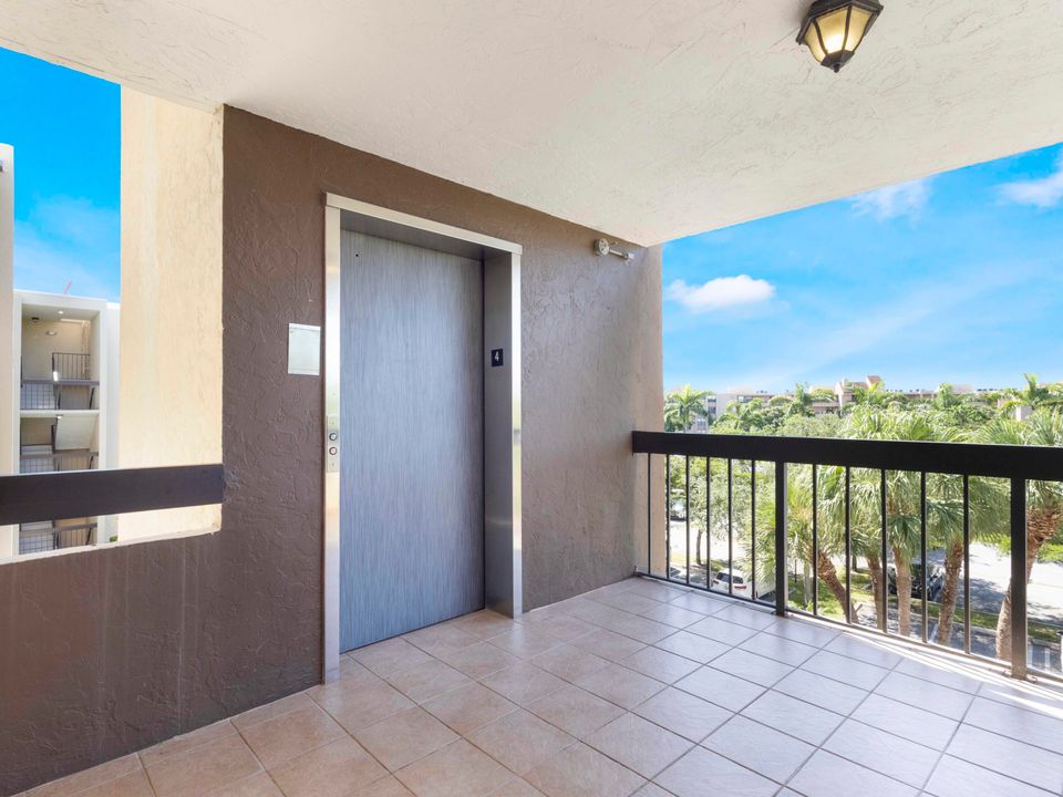 Active With Contract: $5,000 (2 beds, 2 baths, 1272 Square Feet)