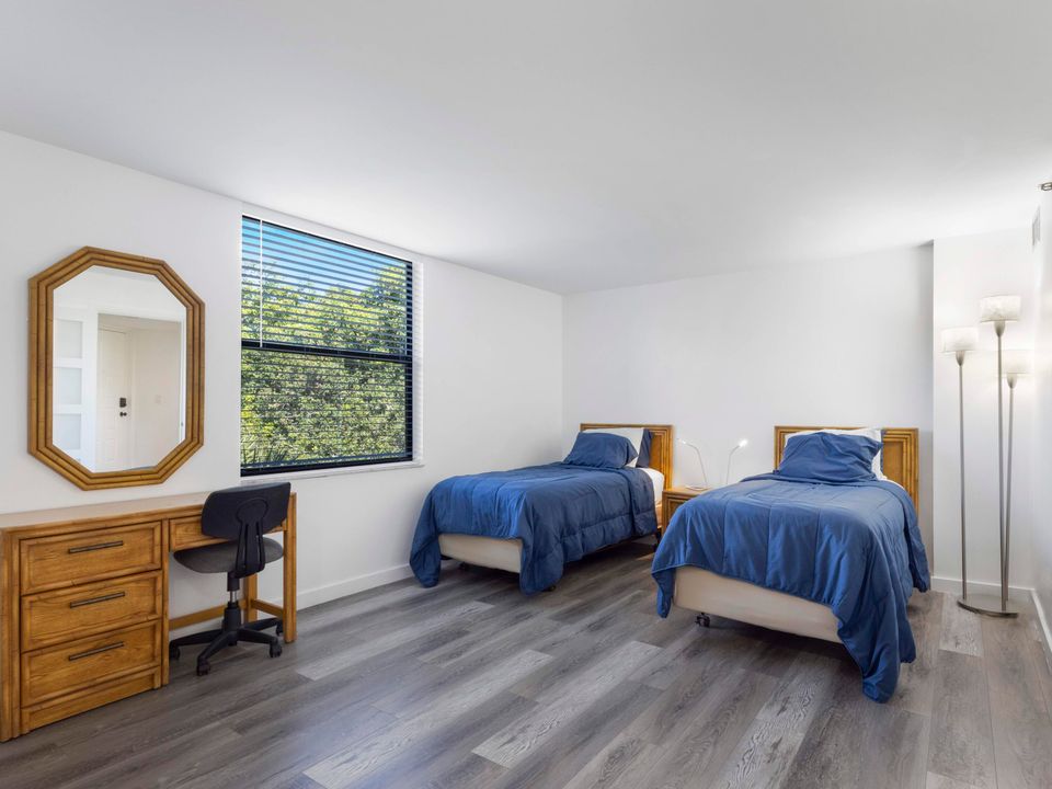 Active With Contract: $5,000 (2 beds, 2 baths, 1272 Square Feet)