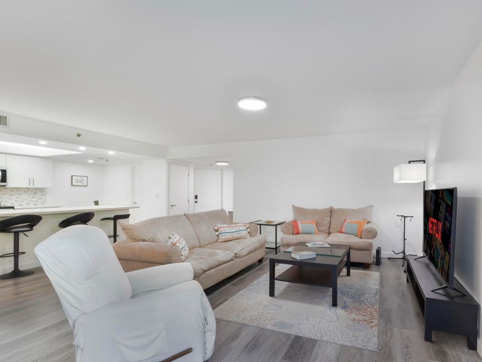 Active With Contract: $5,000 (2 beds, 2 baths, 1272 Square Feet)