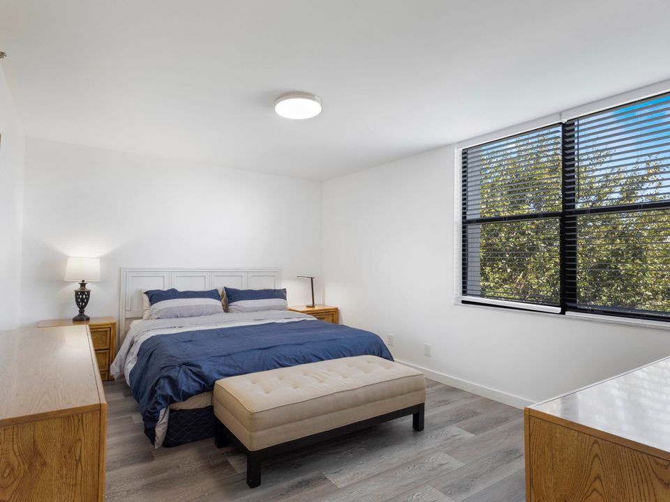 Active With Contract: $5,000 (2 beds, 2 baths, 1272 Square Feet)