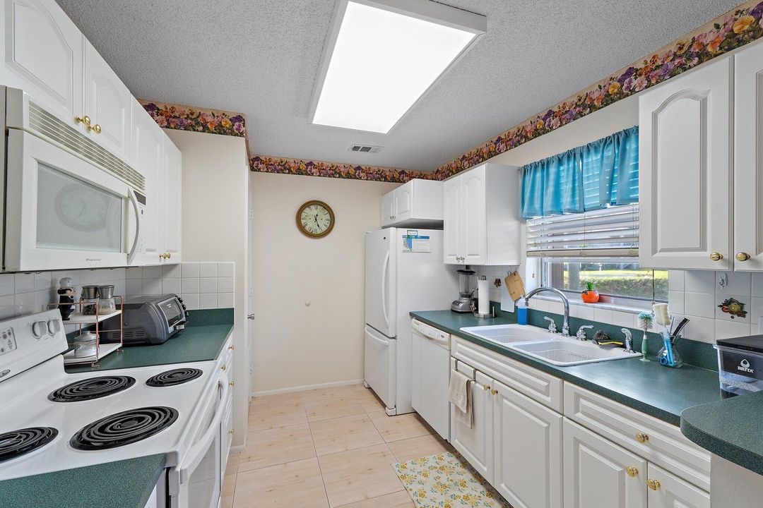 For Rent: $2,200 (2 beds, 2 baths, 1170 Square Feet)