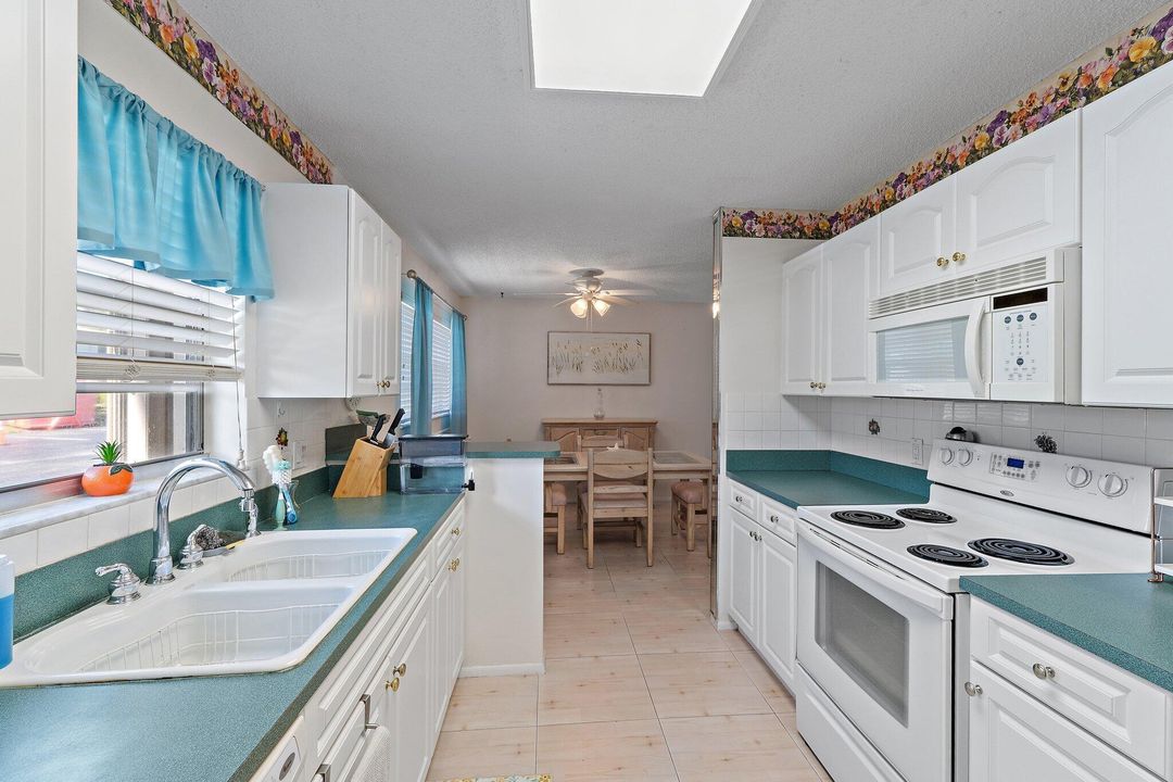 For Rent: $2,200 (2 beds, 2 baths, 1170 Square Feet)