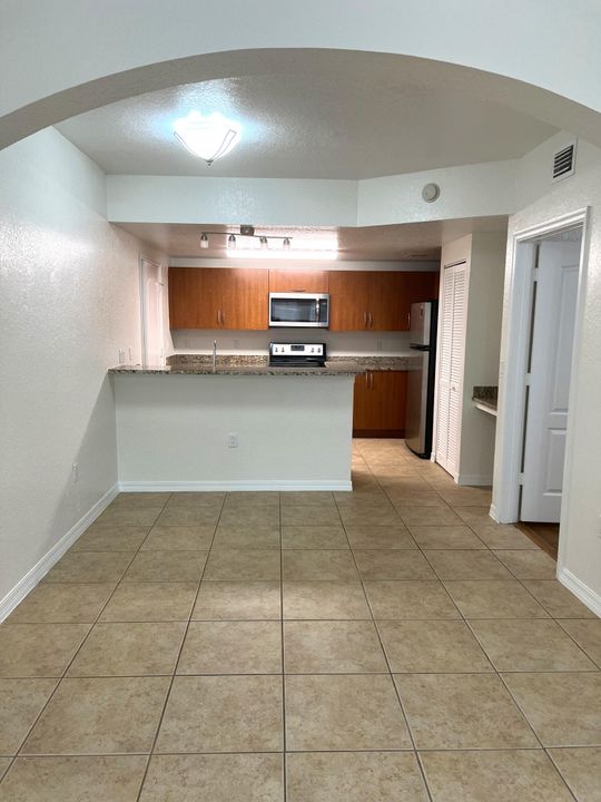 For Sale: $173,000 (1 beds, 1 baths, 752 Square Feet)