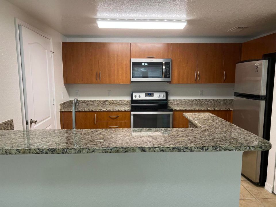 For Sale: $173,000 (1 beds, 1 baths, 752 Square Feet)
