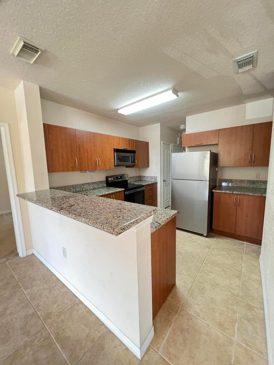 For Sale: $173,000 (1 beds, 1 baths, 752 Square Feet)