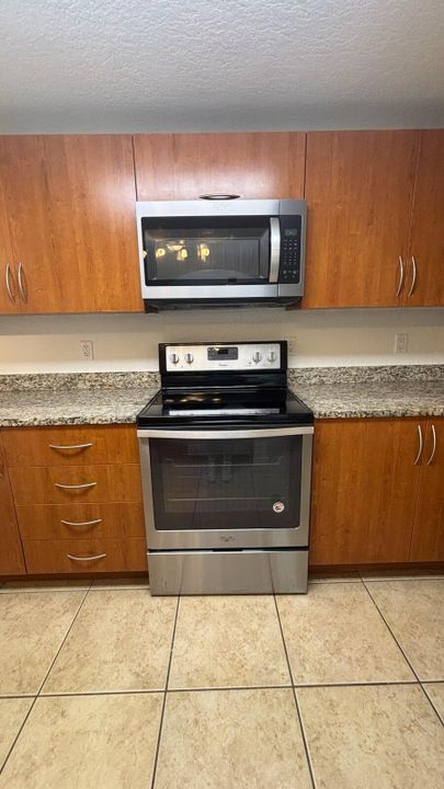 For Sale: $173,000 (1 beds, 1 baths, 752 Square Feet)