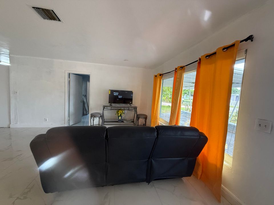 For Rent: $1,000 (3 beds, 2 baths, 1362 Square Feet)