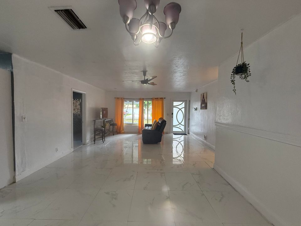 For Rent: $1,000 (3 beds, 2 baths, 1362 Square Feet)