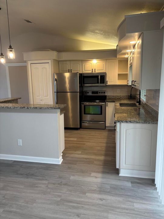 Activo con contrato: $325,000 (3 camas, 2 baños, 1106 Pies cuadrados)